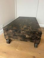 Houten industriële salontafel op gietijzeren wielen, Huis en Inrichting, Tafels | Salontafels, Ophalen, Gebruikt, 100 tot 150 cm