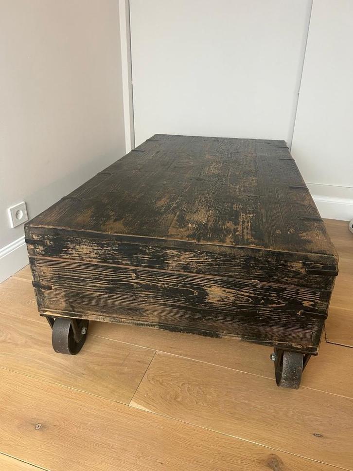 Houten industriële salontafel op gietijzeren wielen, Huis en Inrichting, Tafels | Salontafels, Gebruikt, Minder dan 50 cm, 50 tot 100 cm