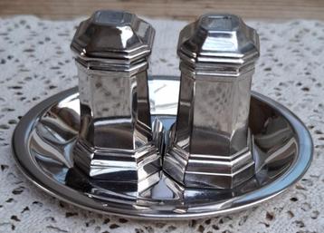 Brocante verzilverd peper & zout stelletje + onderschaaltje beschikbaar voor biedingen