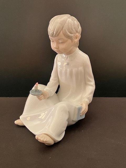NAO Lladro Boy With Candle (Reyshof), Antiek en Kunst, Antiek | Porselein, Ophalen of Verzenden