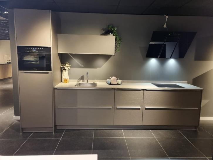 Moderne rechte keuken met luxe apparatuur en Dekton blad, Huis en Inrichting, Keuken | Complete keukens, Nieuw, Enkelwandige keuken