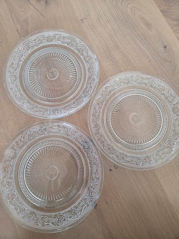 3 glazen bordjes met decoratie beschikbaar voor biedingen