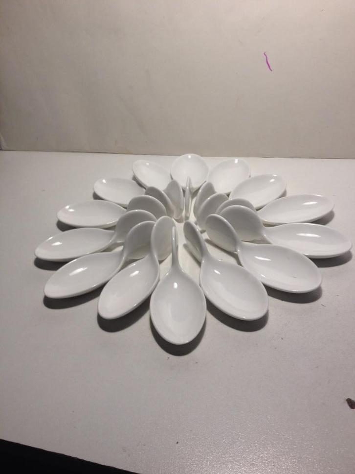 12 amuse lepeltjes en 12 kommetjes, Huis en Inrichting, Keuken | Servies, Zo goed als nieuw, Kom(men), Overige stijlen, Porselein