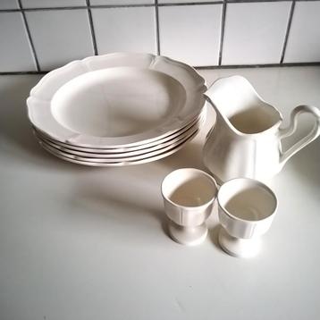 queen's  ware  5 borden 23 cm.+ 2 eierdopjes + melkkannetje  beschikbaar voor biedingen