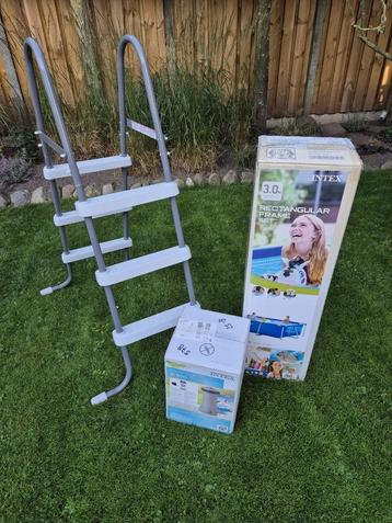 Intex zwembad incl. filterpomp, trap, voetenbad en tegels beschikbaar voor biedingen