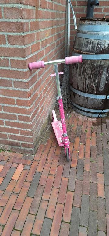 Leuke roze klapbare step beschikbaar voor biedingen