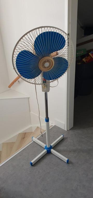 Ventilator op voet met verlichting  beschikbaar voor biedingen