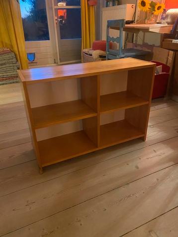 Boekenkastje beschikbaar voor biedingen