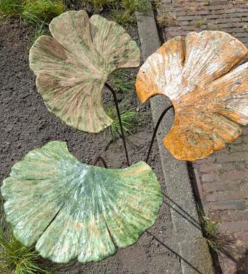 Drie handgemaakte tuinstekers keramiek Ginkgo blad beschikbaar voor biedingen
