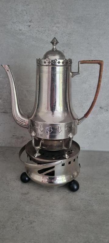 Antieke theekan op spirituslichtje beschikbaar voor biedingen