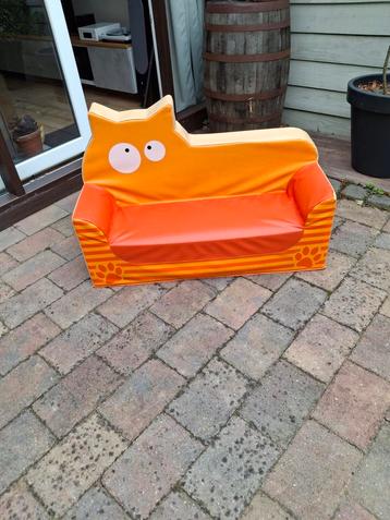 Leuk kinderbankje in de vorm van een kat beschikbaar voor biedingen