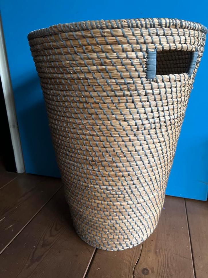 Rieten Mand met Handvatten - Mooie Opberger!, Huis en Inrichting, Woonaccessoires | Schalen en Manden, Zo goed als nieuw, Mand