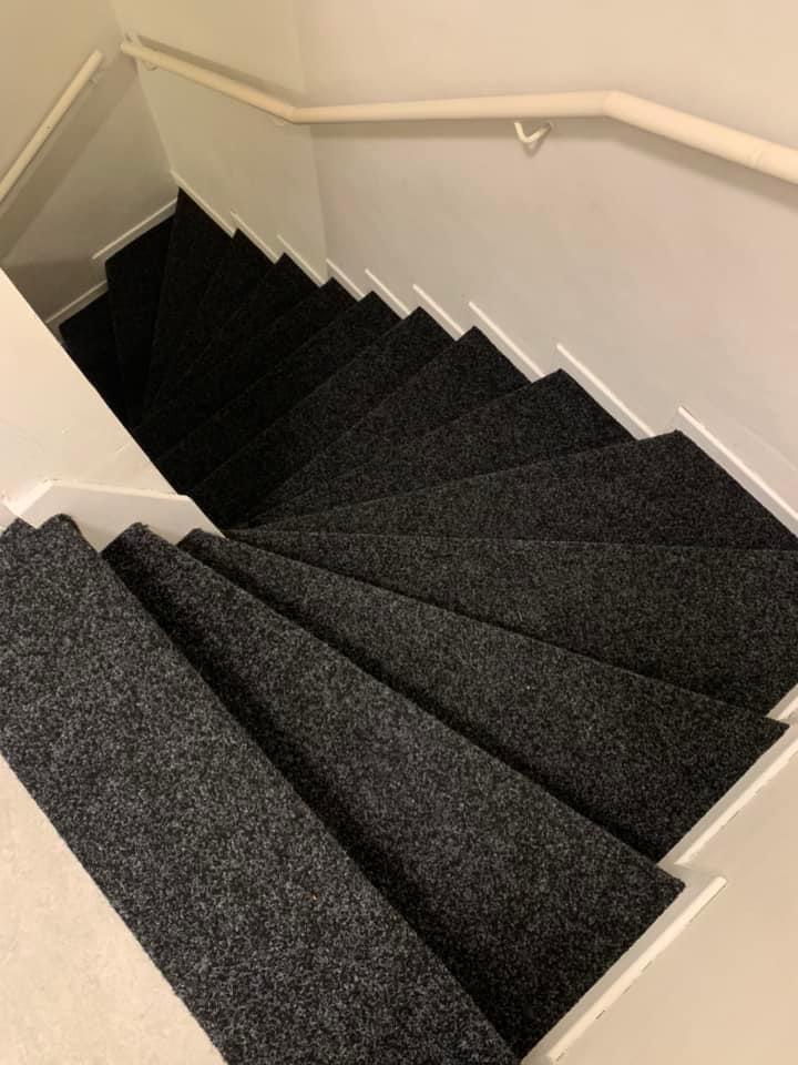 Trapbekleding Antraciet Tapijt - Dicht & Open VANAF €250️, Huis en Inrichting, Stoffering | Vloerbedekking, Nieuw, Tapijt, Grijs