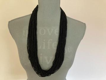 Ketting bestaande uit meerdere strengen zwarte kraaltjes beschikbaar voor biedingen