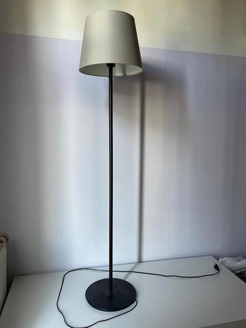 Vloerlamp met kap beschikbaar voor biedingen