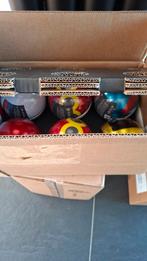 Pokemon Pobeball Tin Q4 2025 E25 Case, Hobby en Vrije tijd, Verzamelkaartspellen | Pokémon, Ophalen of Verzenden, Nieuw, Boosterbox