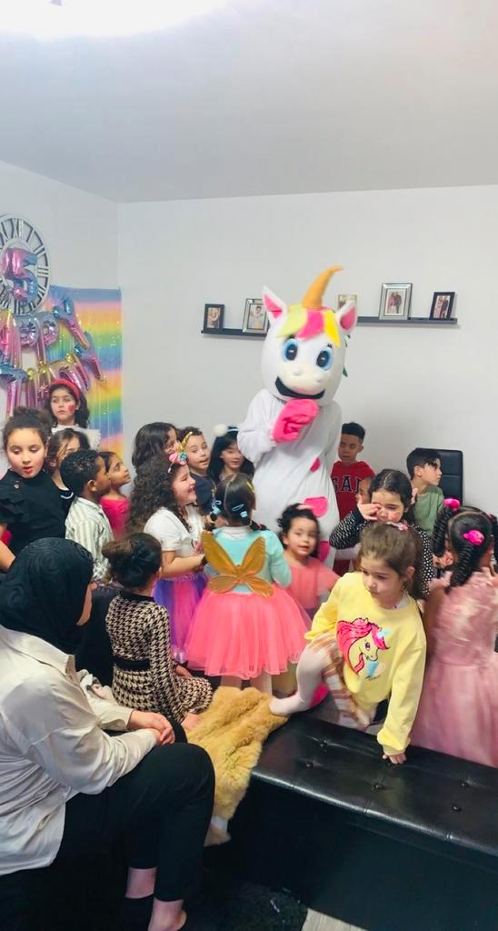 Unicorn mascotte met acteur op jouw verjaardagsfeestje !, Hobby en Vrije tijd, Feestartikelen | Verhuur, Zo goed als nieuw, Verjaardag