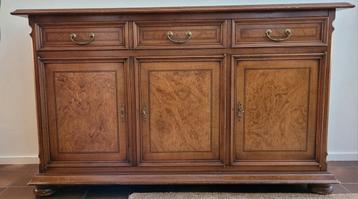 Dressoir wortelnoten  beschikbaar voor biedingen