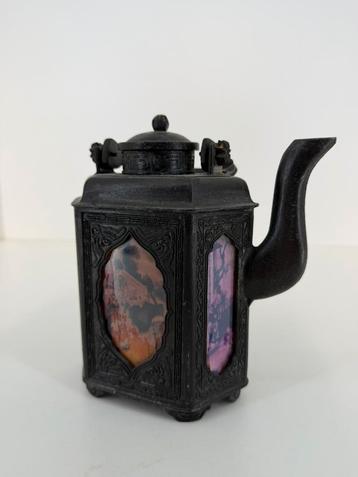 Decoratieve Chinese gietijzeren theepot met afbeeldingen beschikbaar voor biedingen