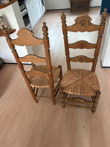 Antieke houten stoelen beschikbaar voor biedingen
