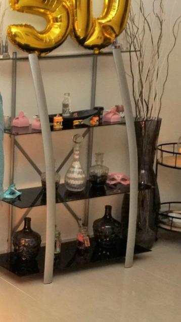 Glass shelf unit beschikbaar voor biedingen