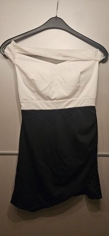 Elegante Zwart-Witte Jurk beschikbaar voor biedingen