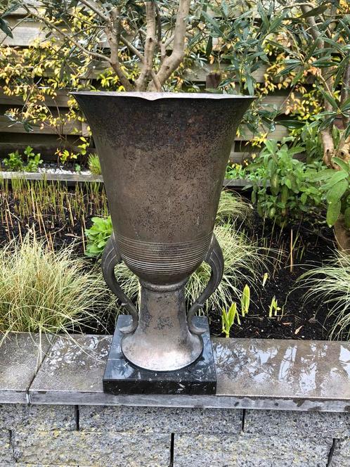 Fraaie oude tuin vaas / pot. op marmeren voet, Tuin en Terras, Tuinvazen, Zo goed als nieuw, Ophalen