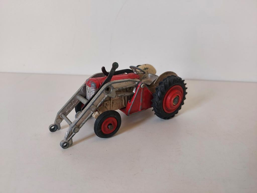 Corgi Toys 57 Massey Ferguson Tractor 1963, Hobby en Vrije tijd, Modelauto's | 1:43, Gebruikt, Tractor of Landbouw, Corgi, Ophalen of Verzenden