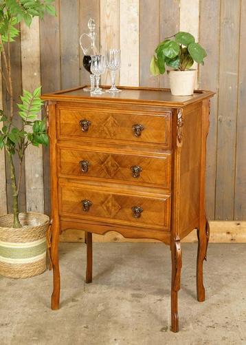 Sierlijk oud  brocante ladekastje met decoraties Frankrijk beschikbaar voor biedingen
