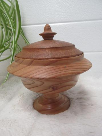 Mooie houten dekselpot / deksel pot op een pootje beschikbaar voor biedingen