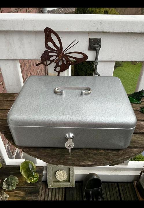 Geldkistje, industrieel zilvergrijs ha,erslag staal. Sleutel, Antiek en Kunst, Curiosa en Brocante, Ophalen of Verzenden