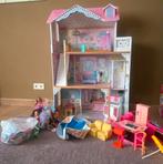 Kidkraft poppenhuis met Barbies en accessoires, Ophalen, Gebruikt, Poppenhuis