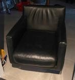 Machalke fauteuil zwart leer metalen poot, Ophalen, Stoer / robuust, Zo goed als nieuw, 50 tot 75 cm