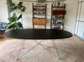 Ovale eettafel Magis beschikbaar voor biedingen