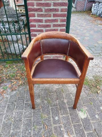 Art Deco gebogen stoel, eiken met bruin leder. beschikbaar voor biedingen