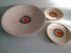 Vintage jaren 70 Studio Pottery Gebaks schaal en bordjes, Gebruikt, Verzenden, Schaal of Schalen, Overige stijlen