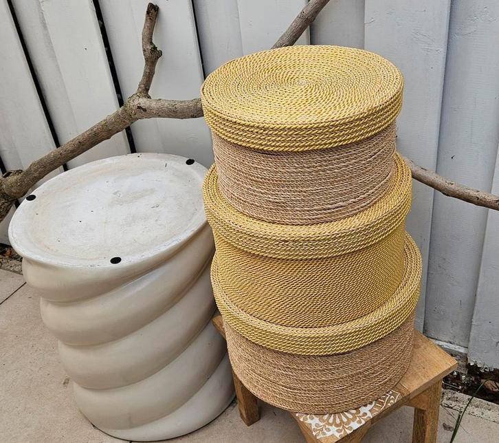 Prachtige stevige ronde manden met jute touw en gouddraad, Huis en Inrichting, Woonaccessoires | Schalen en Manden, Zo goed als nieuw