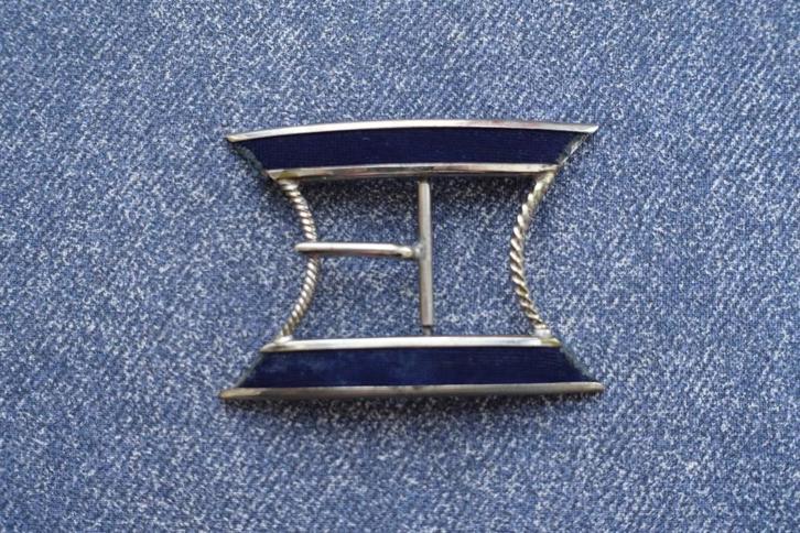 Vintage zilverkleurige metalen gesp bekleed met blauwe stof, Hobby en Vrije tijd, Naaien en Fournituren, Gebruikt, Rits of Sluiting