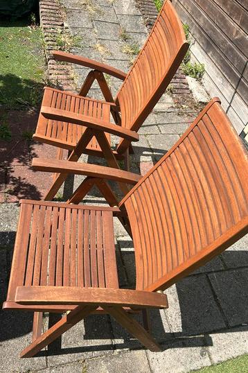 Twee verstelbare tuinstoelen van hout beschikbaar voor biedingen