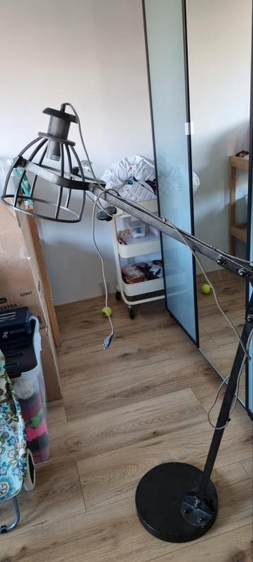 Staande knik lamp beschikbaar voor biedingen