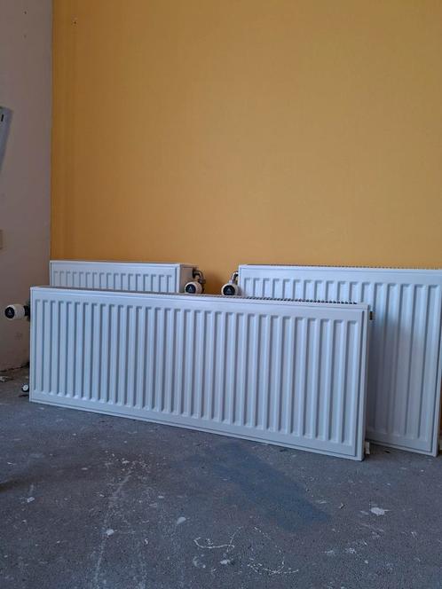 2 radiatoren met Danfoss thermostaat. Incl. Ophangsysteem, Doe-het-zelf en Verbouw, Verwarming en Radiatoren, Zo goed als nieuw