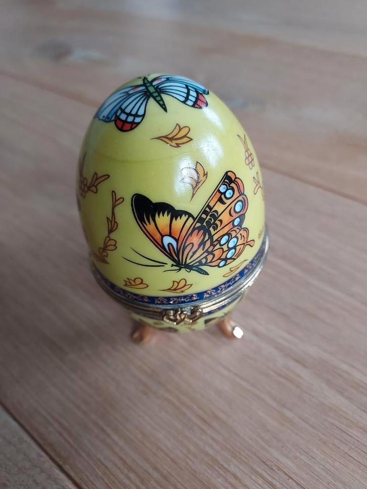 Geel Russich Ei met Vlinders, Antiek en Kunst, Antiek | Woonaccessoires, Ophalen of Verzenden