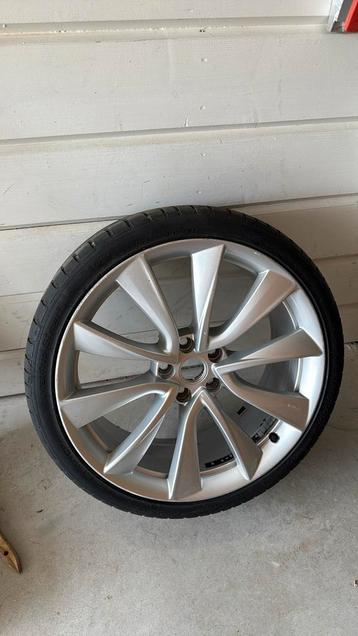 Tesla model 3 performance 1 velg beschikbaar voor biedingen