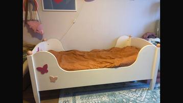 Peuterbedje met vlinders (160x73x69cm) beschikbaar voor biedingen