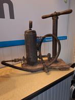 Antieke handbediende luchtpomp of hydraulische pomp, Ophalen