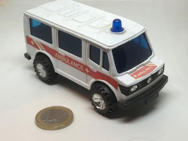 Mercedes 207-210 Ambulance., Hobby en Vrije tijd, Modelauto's | 1:50, Gebruikt, Auto, Overige merken, Ophalen of Verzenden