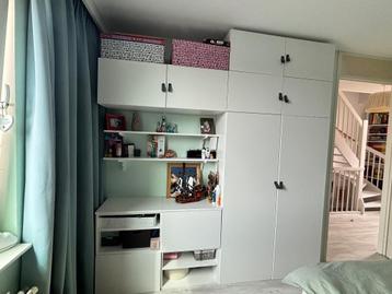 Platsa kast / kleding kast met planken  beschikbaar voor biedingen