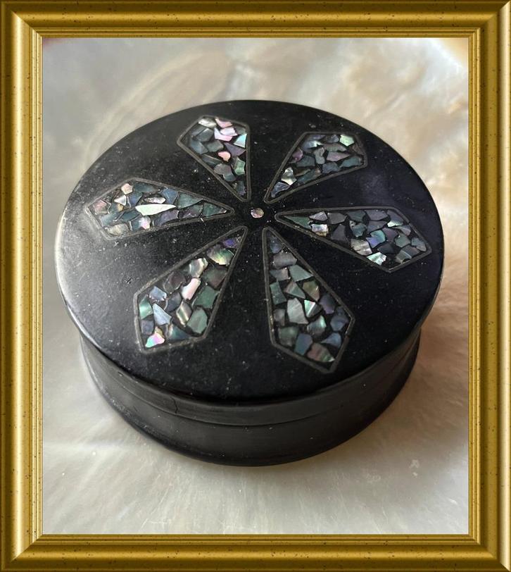 Antiek papier mache doosje met parelmoer schelp ingelegd, Antiek en Kunst, Curiosa en Brocante, Ophalen of Verzenden