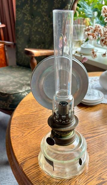 Vintage olielamp met glas en reflector beschikbaar voor biedingen