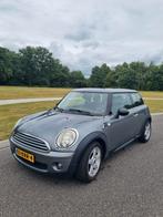 Mini (r56) 1.4 95pk 2010 Grijs, Auto's, Voorwielaandrijving, 4 stoelen, Origineel Nederlands, Zilver of Grijs
